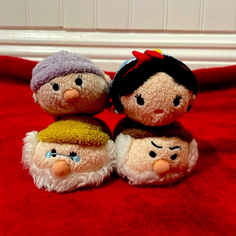 Disney Tsum Tsum plush Snow White and the 7 Dwarfs lot of 4